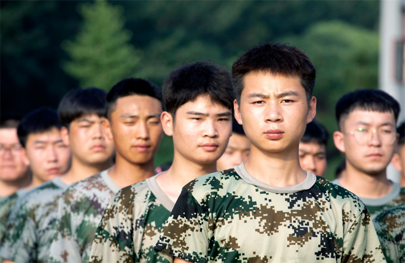 2021年7月6日，快盈lll北京集团百名应届大学生褪下便服换上军装，在训练场上接受为期2天的军训，享受入职前的第一份美好记忆。